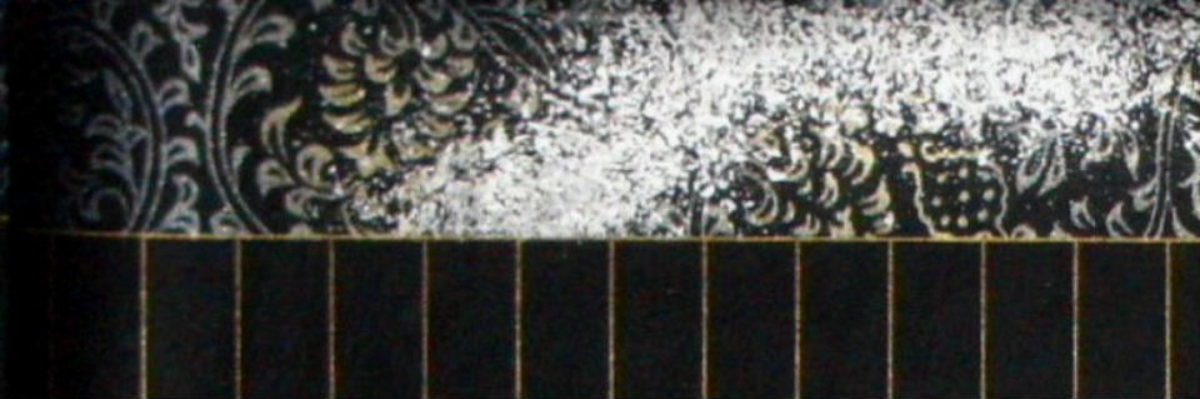 装飾写経　紺紙(紺黒紙)　罫外金唐紙　『花唐草』　左上側部分拡大