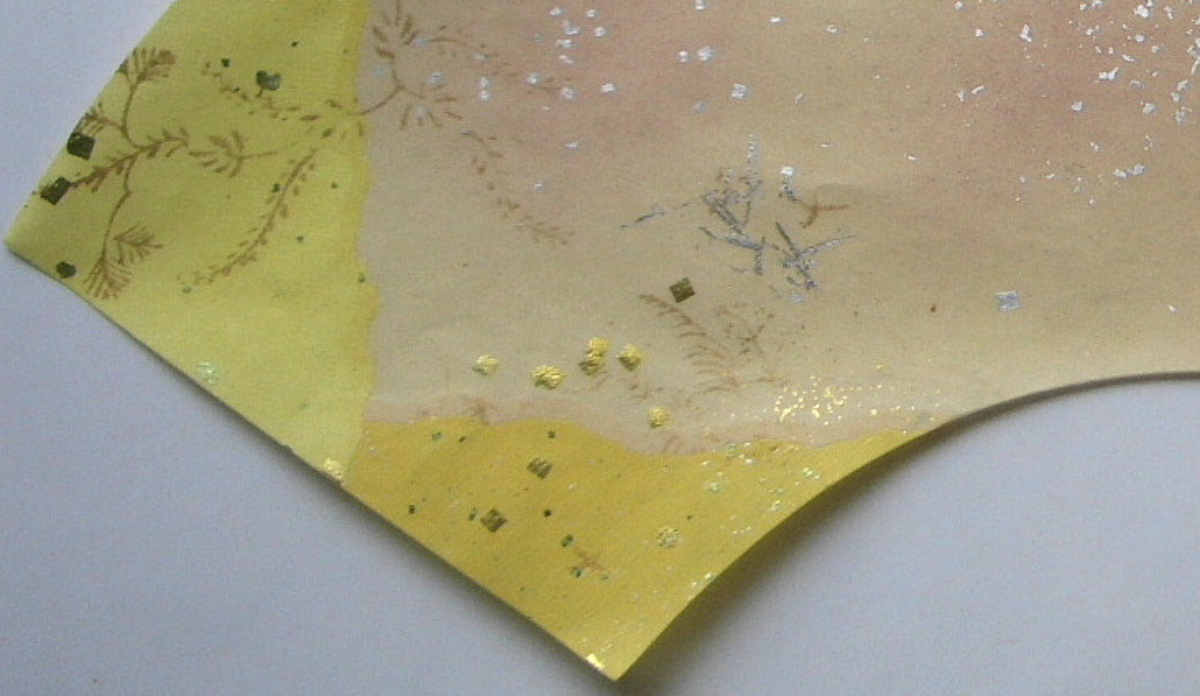 装飾料紙　源氏物語絵巻風破り継　中扇面　黄系８　左下側花鳥折枝金型打部分拡大